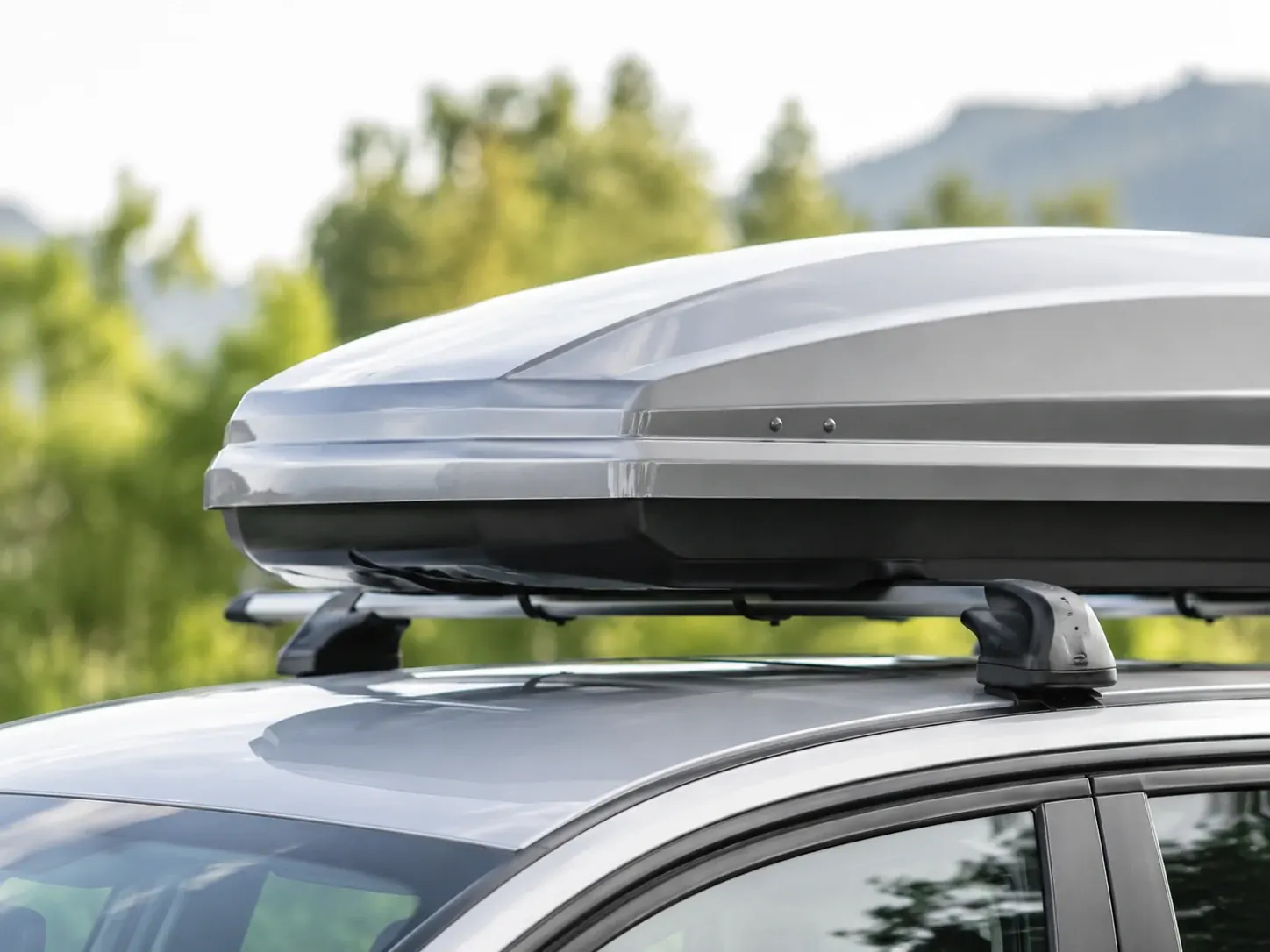 Fahrzeug mit montierter Dachbox.